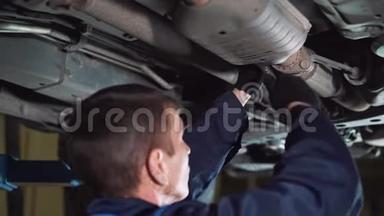 汽车服务，维修，<strong>保养</strong>和人员概念-机械师，扳手和灯在车间工作。